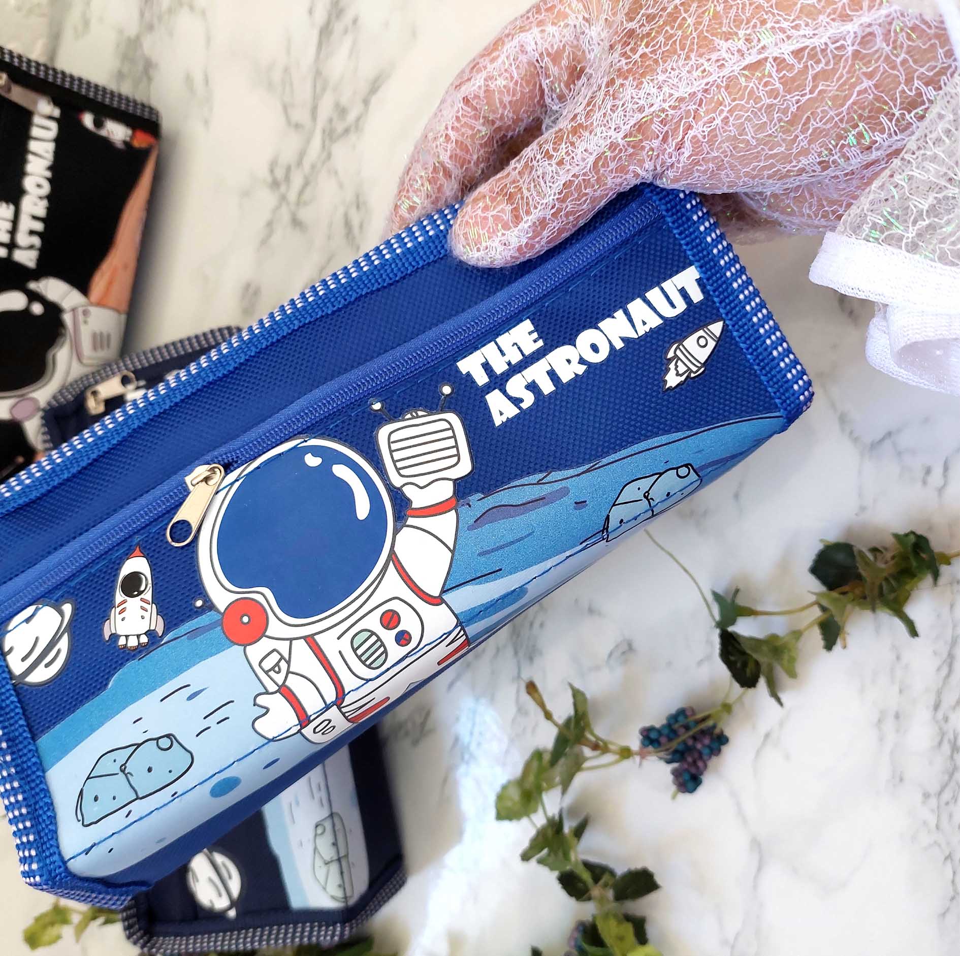 جامدادی فضانورد